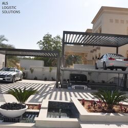 Un sistema di parcheggio con auto parcheggiate sopra