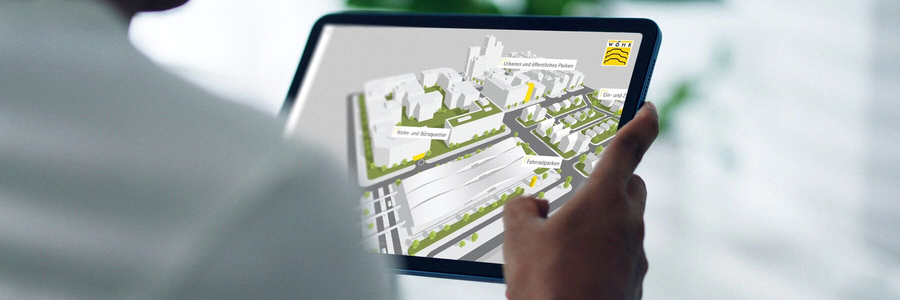 Mann hält ein Tablet in der Hand