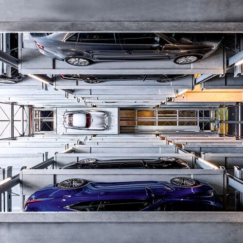 Draufsicht von oben auf die verschiebenen Ebenen eines Autoparksystems
