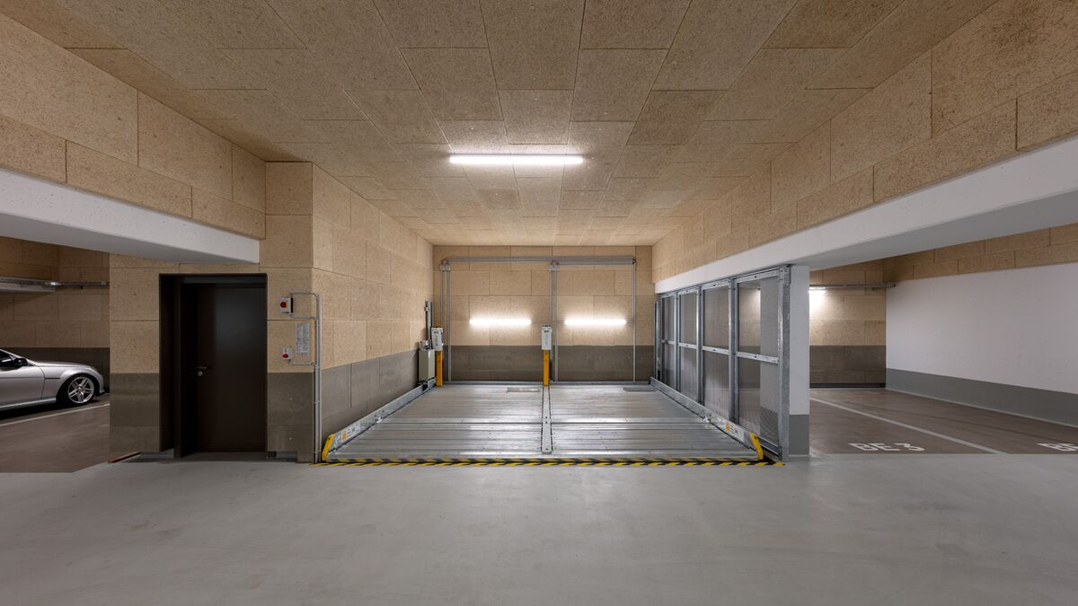 Abgesenktes Autoparksystem in einer Tiefgarage